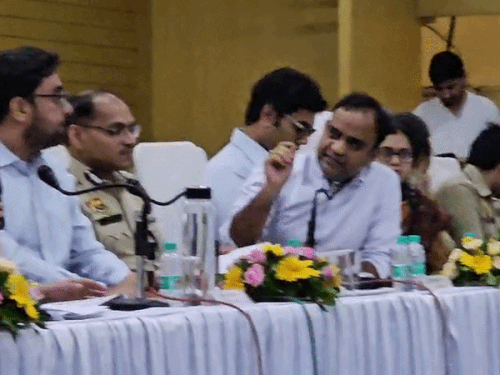 फरीदाबाद में बैठक में कमिश्नर कार्रवाई करने को लेकर एसडीओ को चेतावनी देते हुए। - Dainik Bhaskar