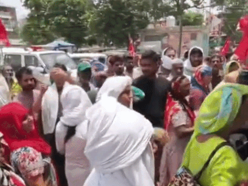नेहरू कॉलोनी में तोड़फोड़ का विरोध; मुआवजे और पुनर्वास की मांग|फरीदाबाद,Faridabad - Dainik Bhaskar