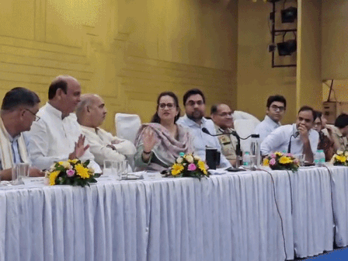 बैठक में शिकायत पर चौथी मंजिल की छत तोड़ने के आदेश देते हुए मंत्री आरती राव।