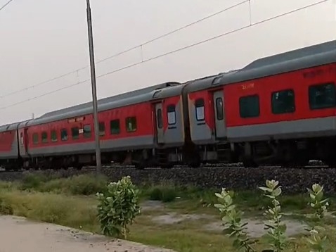 समस्तीपुर सहरसा रेलखंड पर गुजर रही ट्रेन।