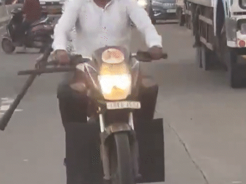 चलती कार पर पत्थर-रॉड मारे, पीड़ित परिवार ने छेड़छाड़ का विरोध किया था|देश,National - Dainik Bhaskar