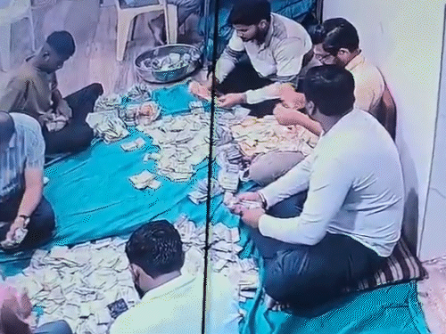 अंबाजी मंदिर में दान गिनने के लिए आउटसोर्सिंग कर्मचारी भी लगाए जाते थे।