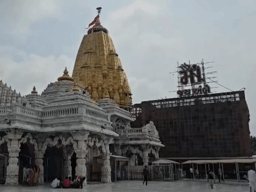 गुजरात के बनासकांठा में स्थित अंबाजी मंदिर 51 शक्तिपीठों में से एक है।