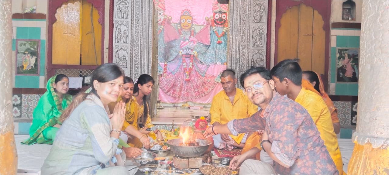 यमुना किनारे स्थित श्रीजगन्नाथ मंदिर में पूजन करते श्रद्धालु क्या लगता है