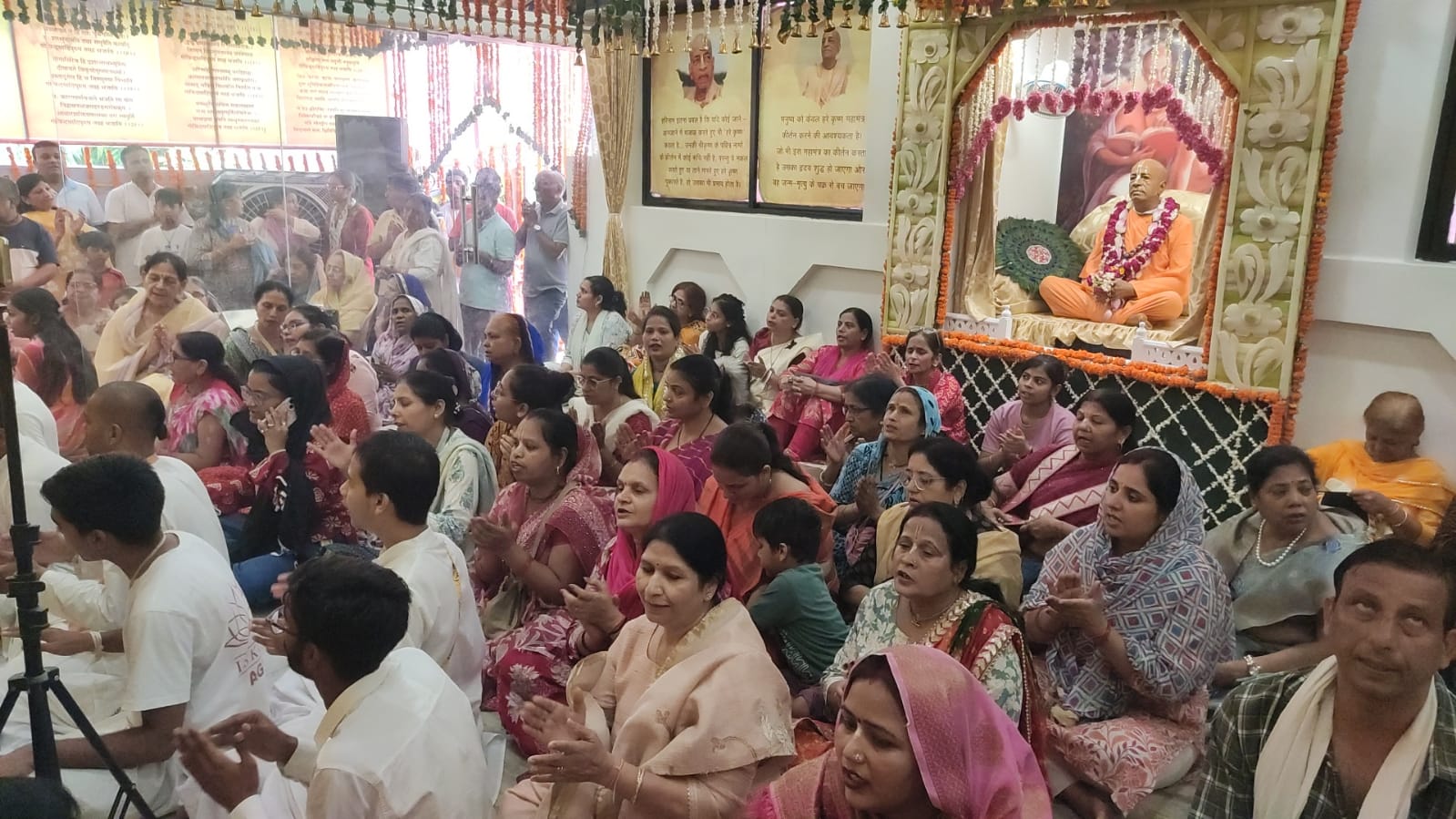 इस्कॉन में आए श्रद्धालु