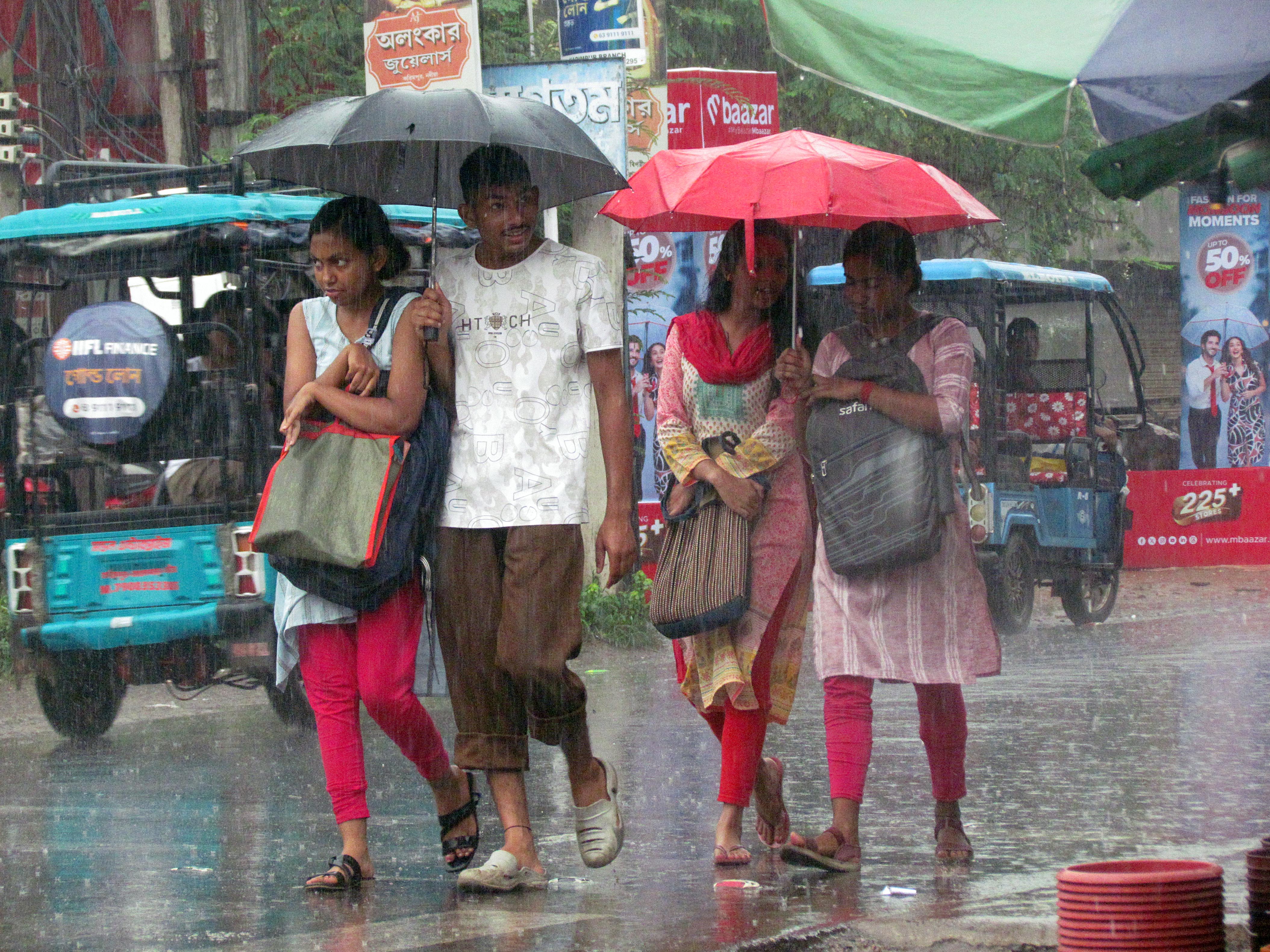 बंगाल के नादिया में दोपहर से बाद से तेज बारिश हुई। बंगाल की खाड़ी में लो प्रेशर एरिया बनने से यहां मौसम बदल गया है।