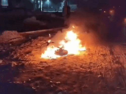 बैटरी में कई बार धमाके, शॉर्ट सर्किट की आशंका; बाल-बाल बचे दोनों युवक|फरीदाबाद,Faridabad - Dainik Bhaskar