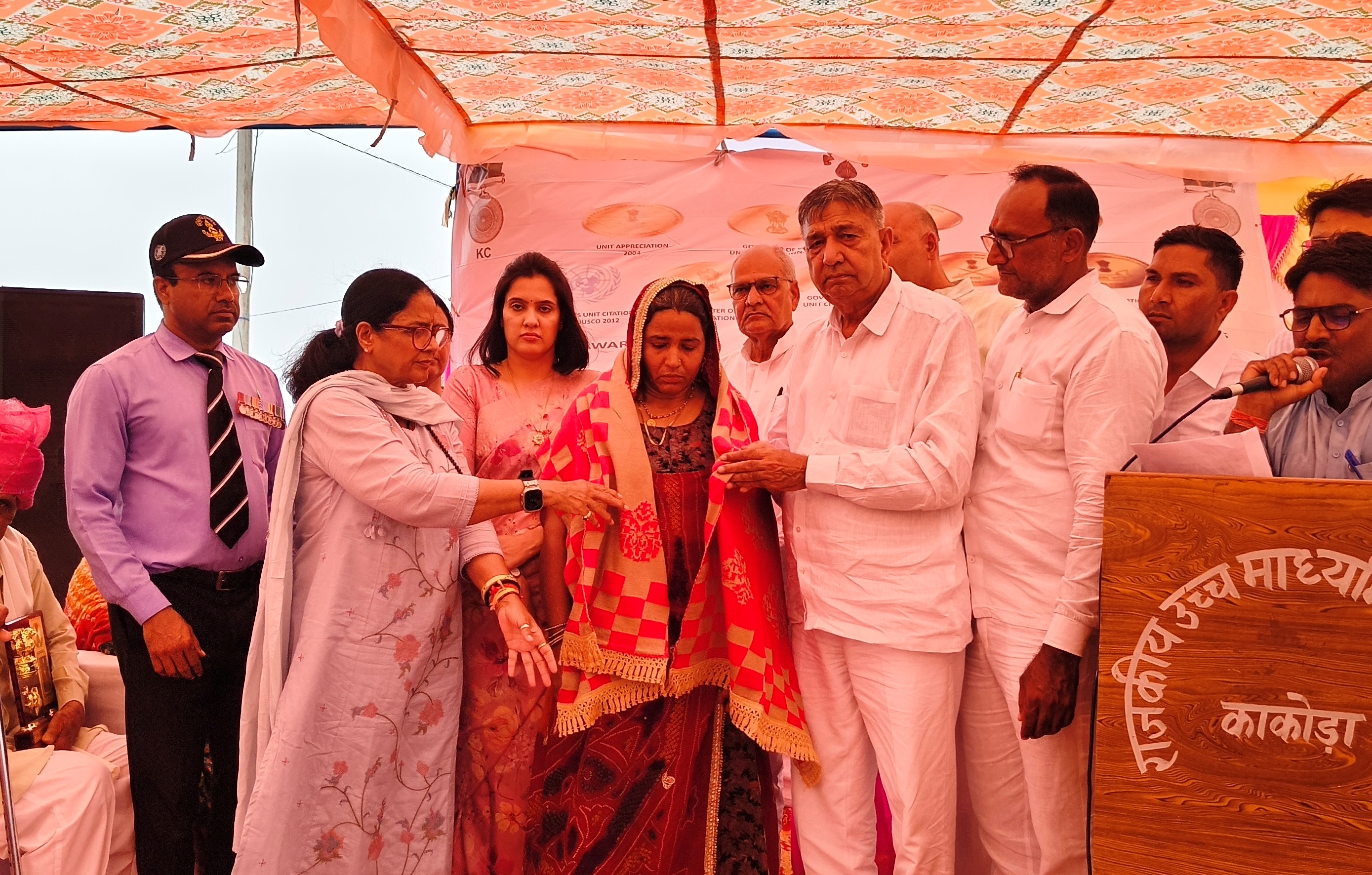 समारोह के मुख्य अतिथि राजस्थान सैनिक कल्याण बोर्ड के अध्यक्ष प्रेम सिंह बाजौर थे। कार्यक्रम की अध्यक्षता पूर्व सांसद एवं प्रदेश महिला मोर्चा अध्यक्ष संतोष अहलावत ने की।