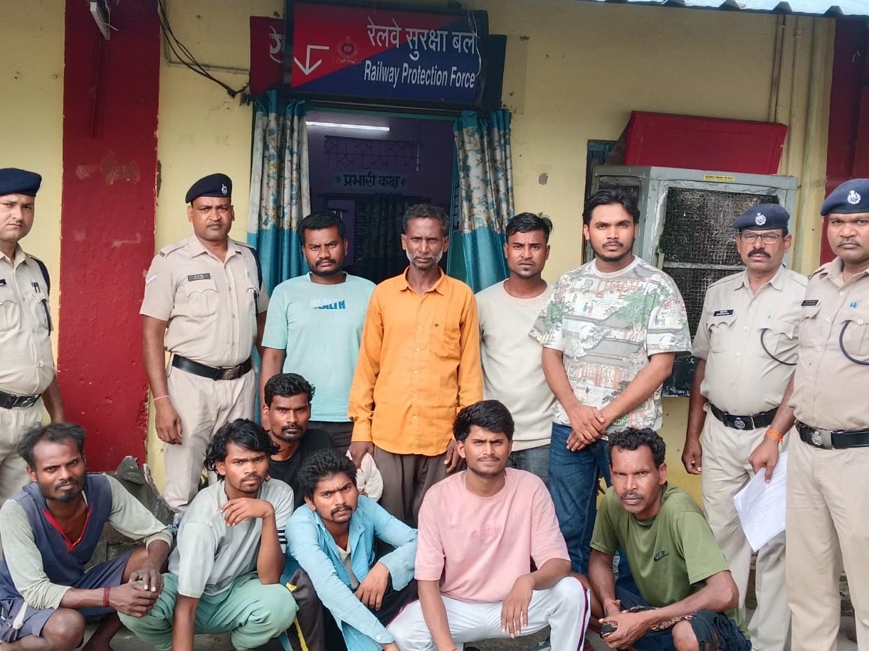 ट्रैक पर जेसीबी बकेट आने से हुआ हादसा; मुख्य ठेकेदार अब भी फरार|बिलासपुर (छत्तीसगढ़),Bilaspur (Chhattisgarh) - Dainik Bhaskar