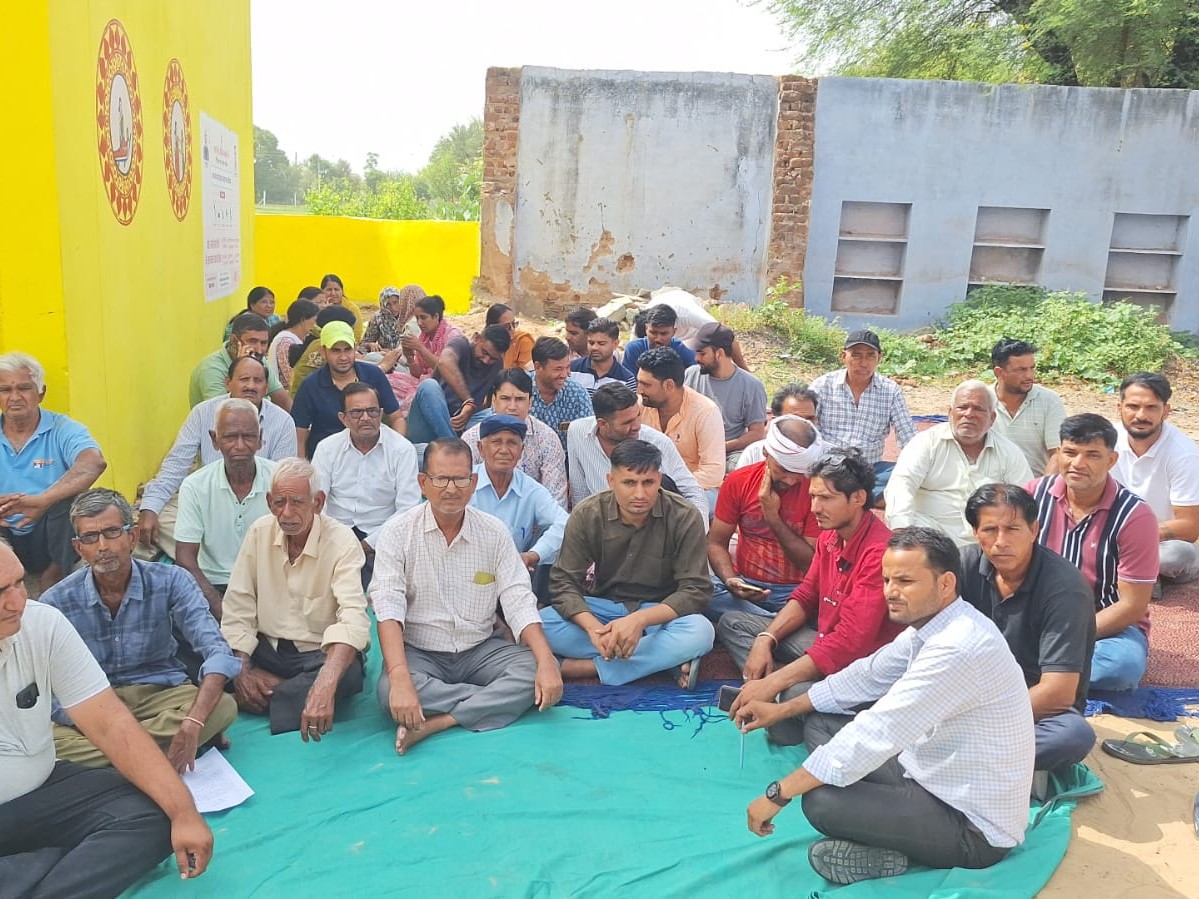 ग्रामीणों ने टीचर का ट्रांसफर रद्द करने की मांग को लेकर धरना दिया।