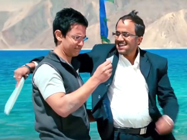 फिल्म 3 इडियट्स में आमिर खान ने फुंसुख वांगडू और ओमी वैद्य ने चतुर रामलिंगम का किरदार निभाया था।