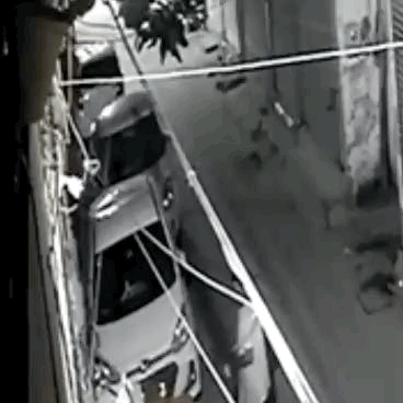 पहले अल्टो गाड़ी को निशाना बनाते हुए।