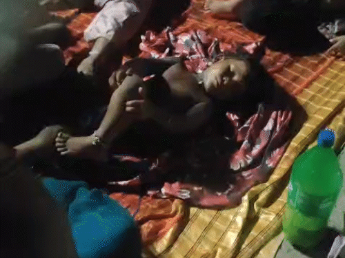 बच्चे भी खुले आसमान के नीचे जमीन पर सो कर रात गुजारी।