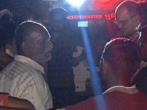 लोगों की सूचना पर पुलिस मौके पर पहुंची और दोनों गाड़ियों को जब्त कर लिया।