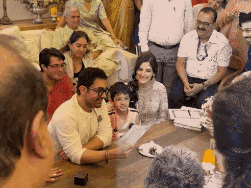 गौरी से शादी करने के दौरान आमिर के शादी के वचन लेते हुए। बच्चे भी उनके साथ बैठे थे।