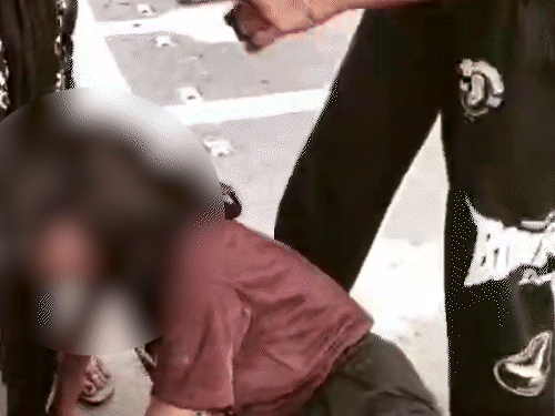 दोनों ने मिलकर युवती का कपड़े उतारने की कोशिश की।