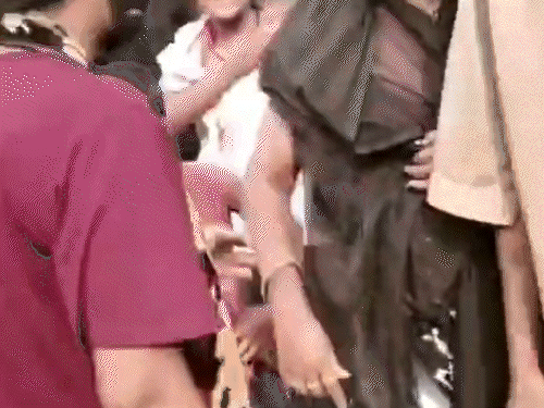 मारपीट के बाद बेसुध हुई युवती के सिर पर लात मारी।