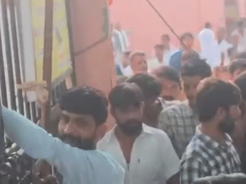 VIP गेट से एंट्री को लेकर युवक भड़क गया। लठ ले आया और गेट पर मारने लगा।