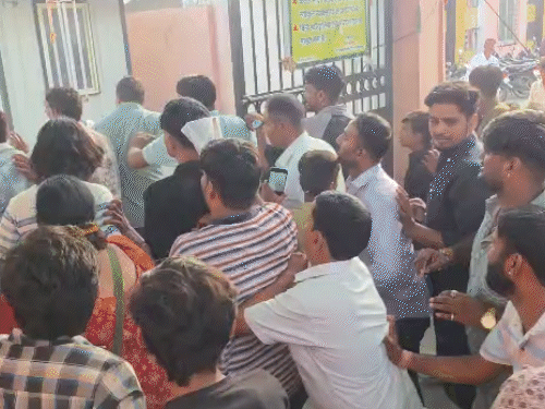 गेट खुलते ही भीड़ अंदर भागने लगी। गनीमत रही कि कोई हताहत नहीं हुआ।
