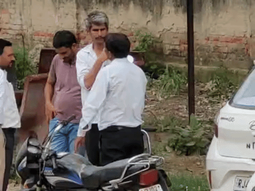 पिता की रिपोर्ट पर पुलिस ने मामला दर्ज कर लिया है।