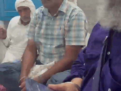 तोशाम के किसानों से टावर को लेकर फोन पर बात करते हुए ग्रामीणों का वीडियो आया सामने
