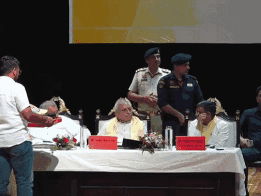 विधायक पनिहार को कुलपति पटका पहनाना भूल गए। विधायक ने खुद उठाकर टेबल पर रख लिया।