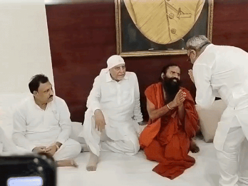 बाबा रामदेव नंद किशोर गोयनका के निधन पर हिसार में मोहना मंडी स्थित आवास पर शोक व्यक्त करने पहुंचे थे।
