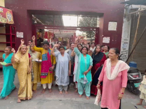 मेरठ में महिलाएं 89 दिनों से धरना दे रही थीं।