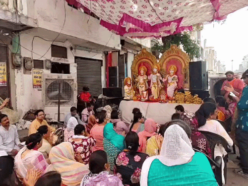 महिलाओं ने मंगलवार को सुंदरकांड का पाठ कर भगवान से अपना व्यापार बचाने की प्रार्थना की थी।