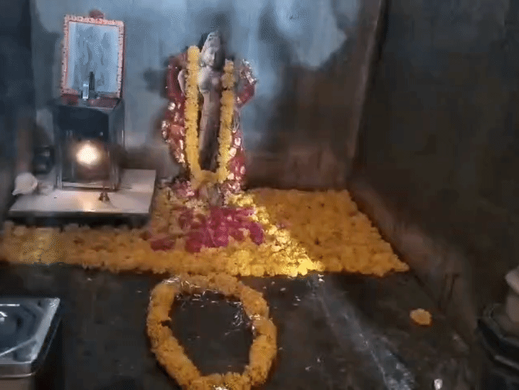 धार की भोजशाला में वाग्देवी (मां सरस्वती) का मंदिर है।