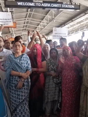 विरोध-प्रदर्शन में महिला रेलवे कर्मचारियों के अलावा पुरुष कर्मियों के परिवार की महिलाएं भी शामिल हुईं। जमकर नारेबाजी की।