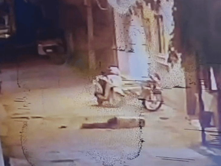 घटना के बाद सड़क पर पड़ा प्रॉपर्टी ब्रोकर