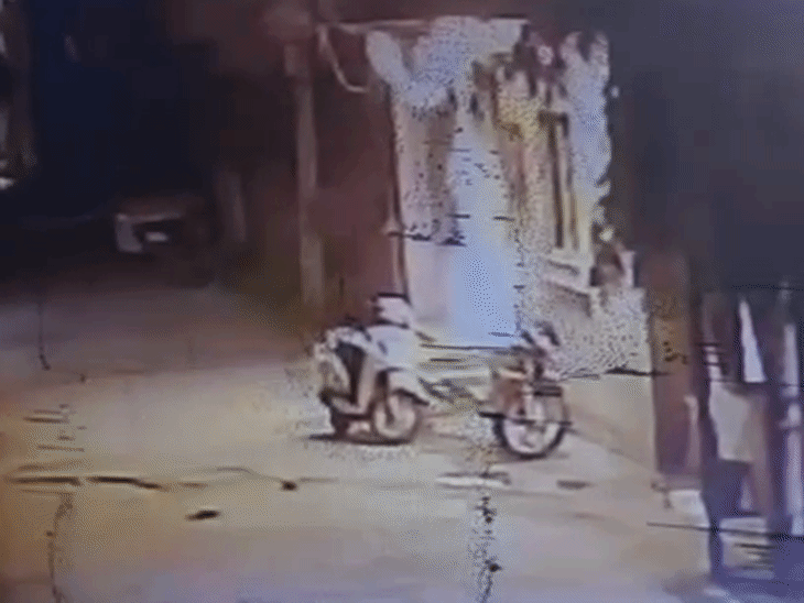 हादसे से कुछ देर पहले की तस्वीर. घटनास्थल पर 2 बाइकें खड़ी नजर आ रही हैं