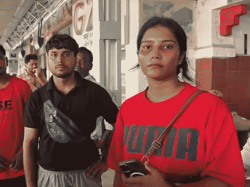 ये रंजीता और उनके फ्रेंड आशीष हैं। आशीष ने बताया कि मैंने चेन पुलिंग नहीं की, फिर भी हमसे 1000 रुपए ले लिए गए।