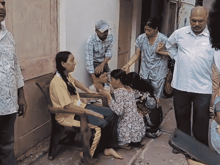 घटना के बाद से दोनों बच्चे अपनी मौसी के घर पर रह रहे हैं।