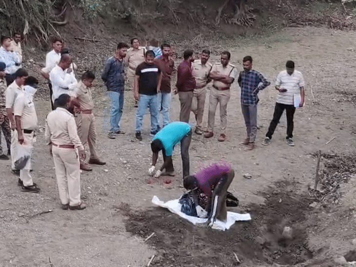 शव की पहचान उसकी कृत्रिम आंख और मोबाइल फोन से विजय जैन के रूप में हुई।