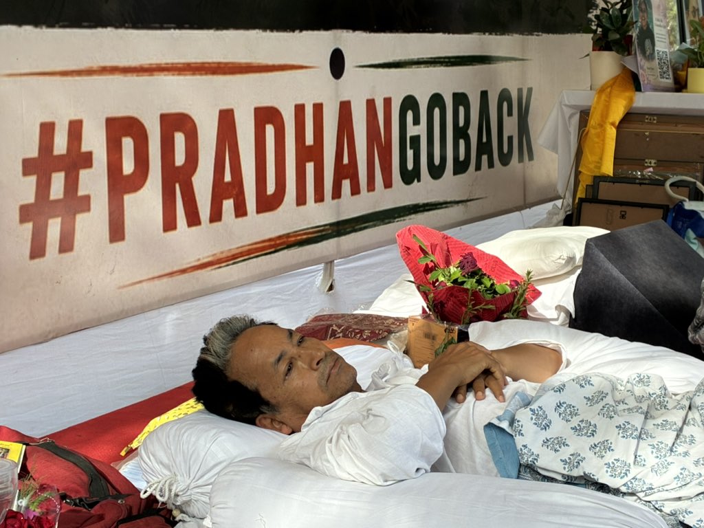 सोनम वांगचुक अपने अनशन के दौरान सिर्फ पानी और नमक ले रहे हैं। 14 जुलाई को ब्लड प्रेशर 107/70 है, जो कि सामान्य से थोड़ा कम है। हालांकि ब्लड शुगर लेवल 67 है, जो 70 से 99 के बीच रहना चाहिए।