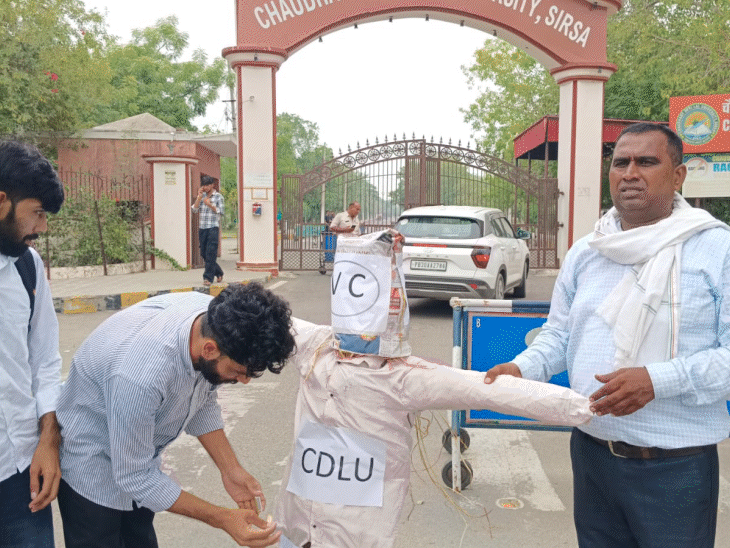 सीडीएलयू के बाहर प्रदर्शन के दौरान छात्र संगठन। फाइल फोटो