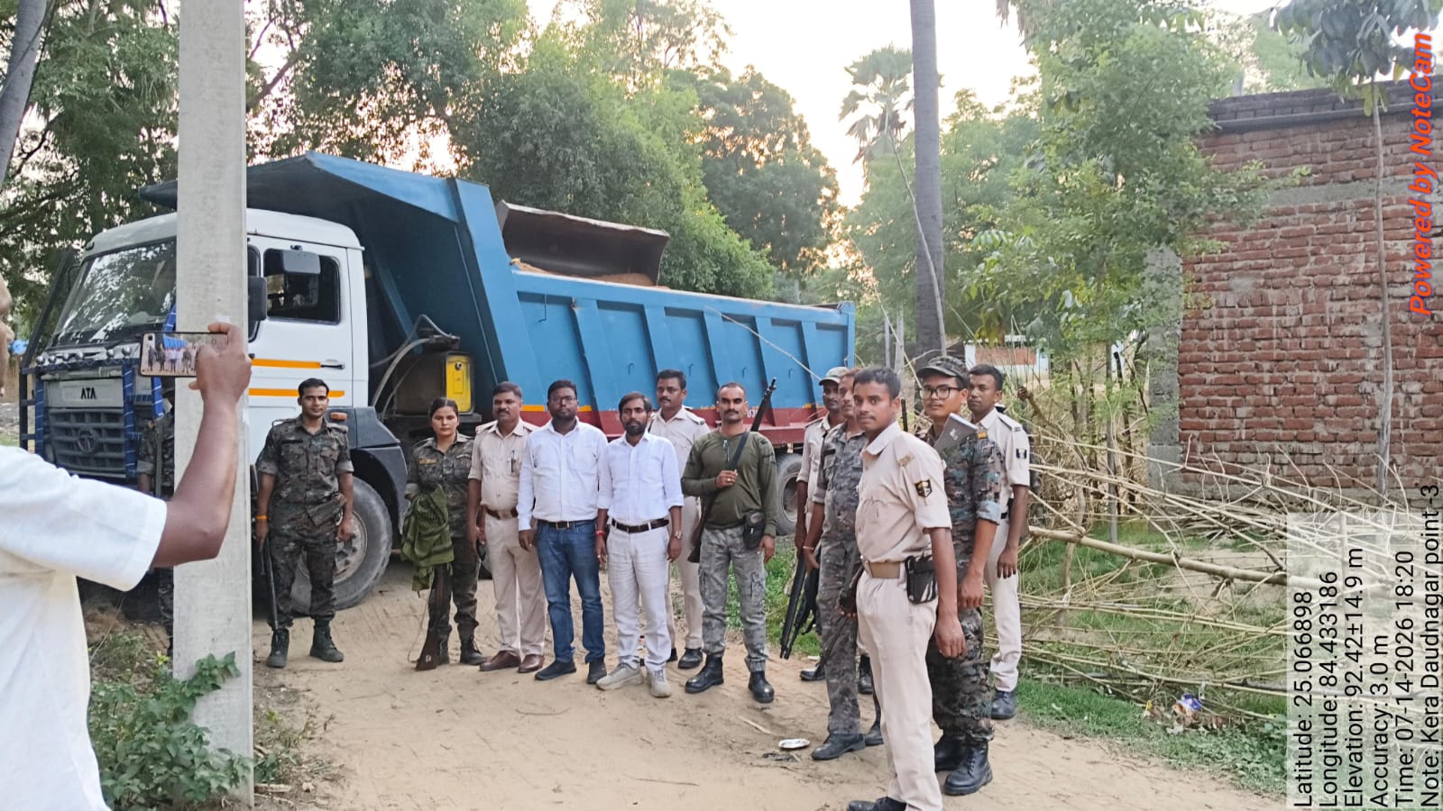 अवैध खनन और स्टॉक के खिलाफ कार्रवाई करने पहुंची पुलिस।