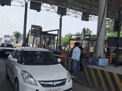 पंजाब में किसानों ने सभी टोल फ्री किए। - Dainik Bhaskar