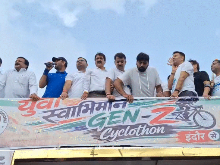 साइक्लोथॉन शुरू होने से पहले पटवारी और अन्य कांग्रेस नेता ट्रक पर चढ़ गए।