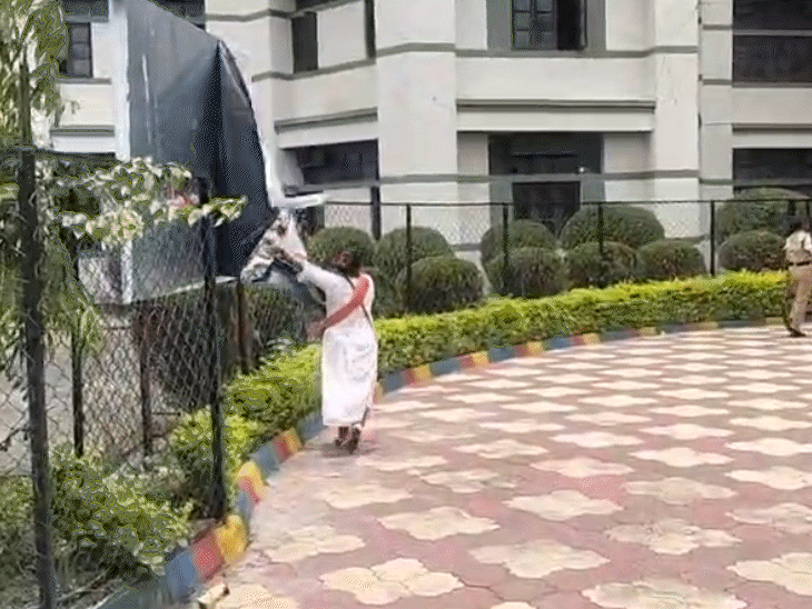 एक महिला कार्यकर्ता ने स्कूल में लगे पोस्टर भी फाड़ दिये
