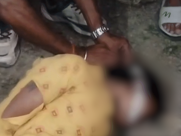 लड़की के हाथ बंधे हुए थे. उसका मुंह भी बंद कर दिया गया था.