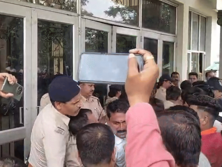 कार्यकर्ता स्कूल में घुसने की कोशिश कर रहे थे, लेकिन पुलिस ने उन्हें रोक दिया