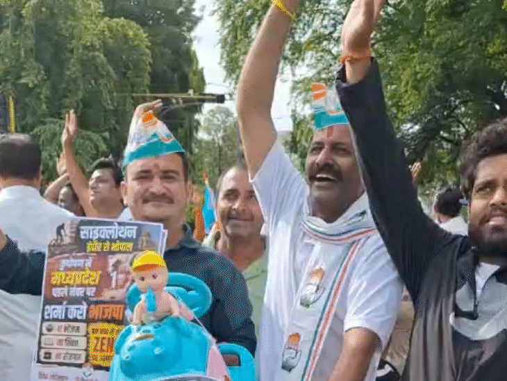 कुपोषण के खिलाफ कांग्रेस के एक नेता बच्चों की गाड़ी लेकर पहुंचे.