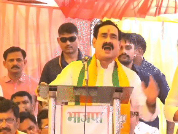 दतिया में चुनावी सभा को संबोधित कर रहे पूर्व मंत्री नरोत्तम मिश्रा भावुक हो गए।