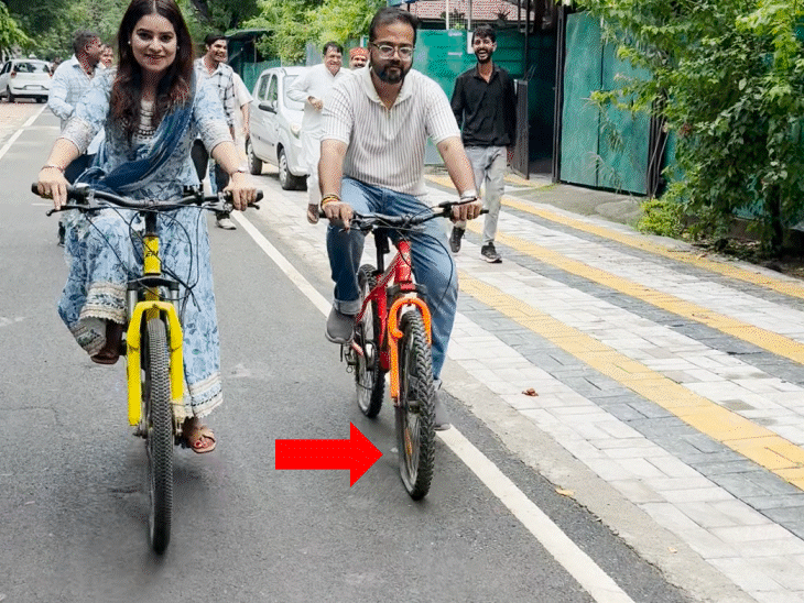 रील बना रहे पूर्व मंत्री पीसी शर्मा के बेटे बिना हवा वाली साइकिल चलाते नजर आए।