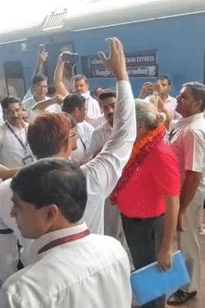 आगरा कैंट स्टेशन पर रेलवे कर्मचारियों ने RPF के खिलाफ नारेबाजी की। दोषियों की गिरफ्तारी की मांग की।