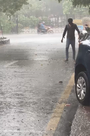 लखनऊ में मंगलवार दोपहर करीब एक घंटे तक जोरदार बारिश हुई।