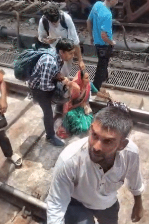 एक्शन न होता देखकर पीड़ित DSS की बहन पटरी पर कूद गई। रेल रोकने की चेतावनी दी।